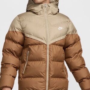 Nike Men's Windrunner jacket size L